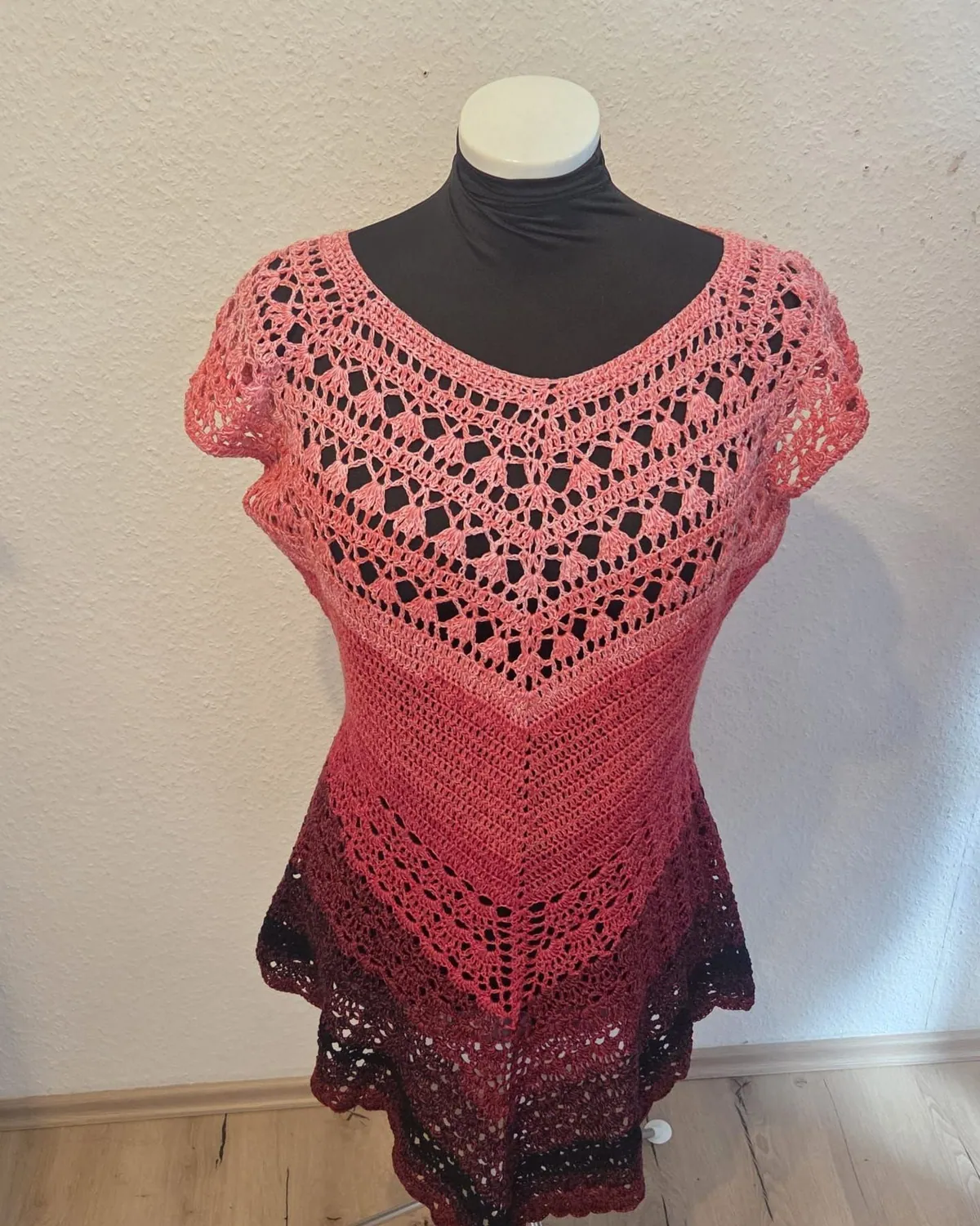Handgehäkeltes Kleid mit Farbverlauf von Rosé bis Bordeaux, Vorderseite