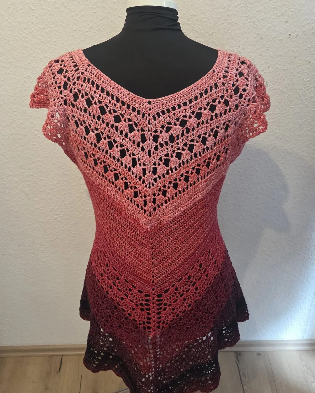 Handgehäkeltes Kleid mit Farbverlauf von Rosé bis Bordeaux, Rückseite