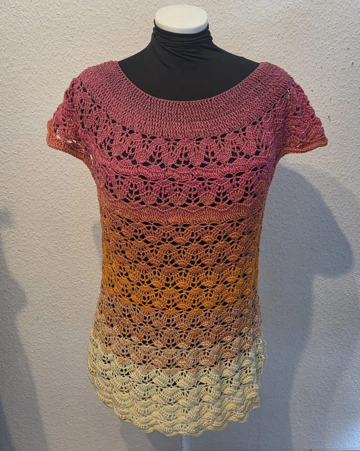 Handgehäkeltes Kleid mit Farbverlauf von Beerenrot über Orange bis Creme