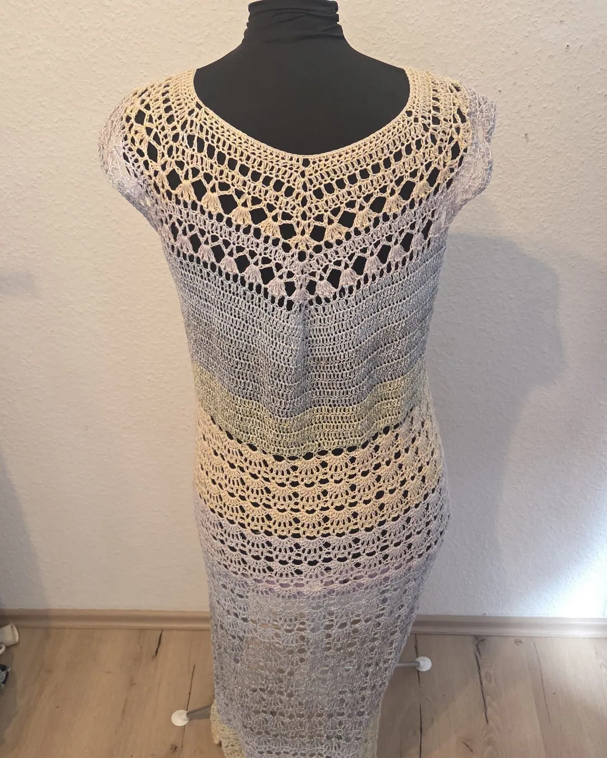 Langes handgehäkeltes Kleid in Creme, Grau und Flieder