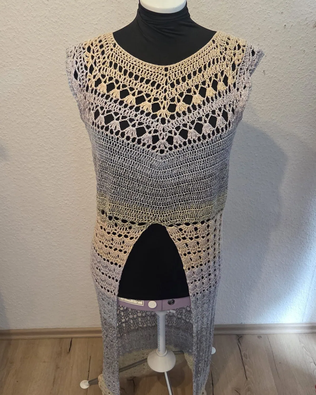 Langes handgehäkeltes Kleid in Creme und Grau mit Rückenschlitz