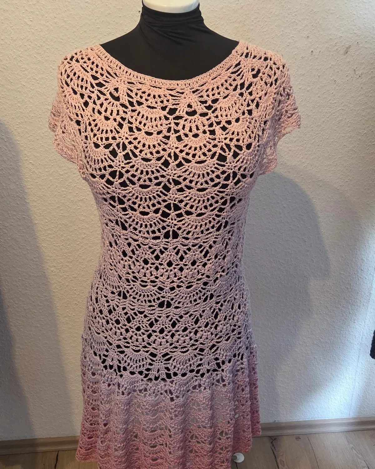 Handgehäkeltes Kleid in zartem Rosé mit Fächermuster und Rüschensaum