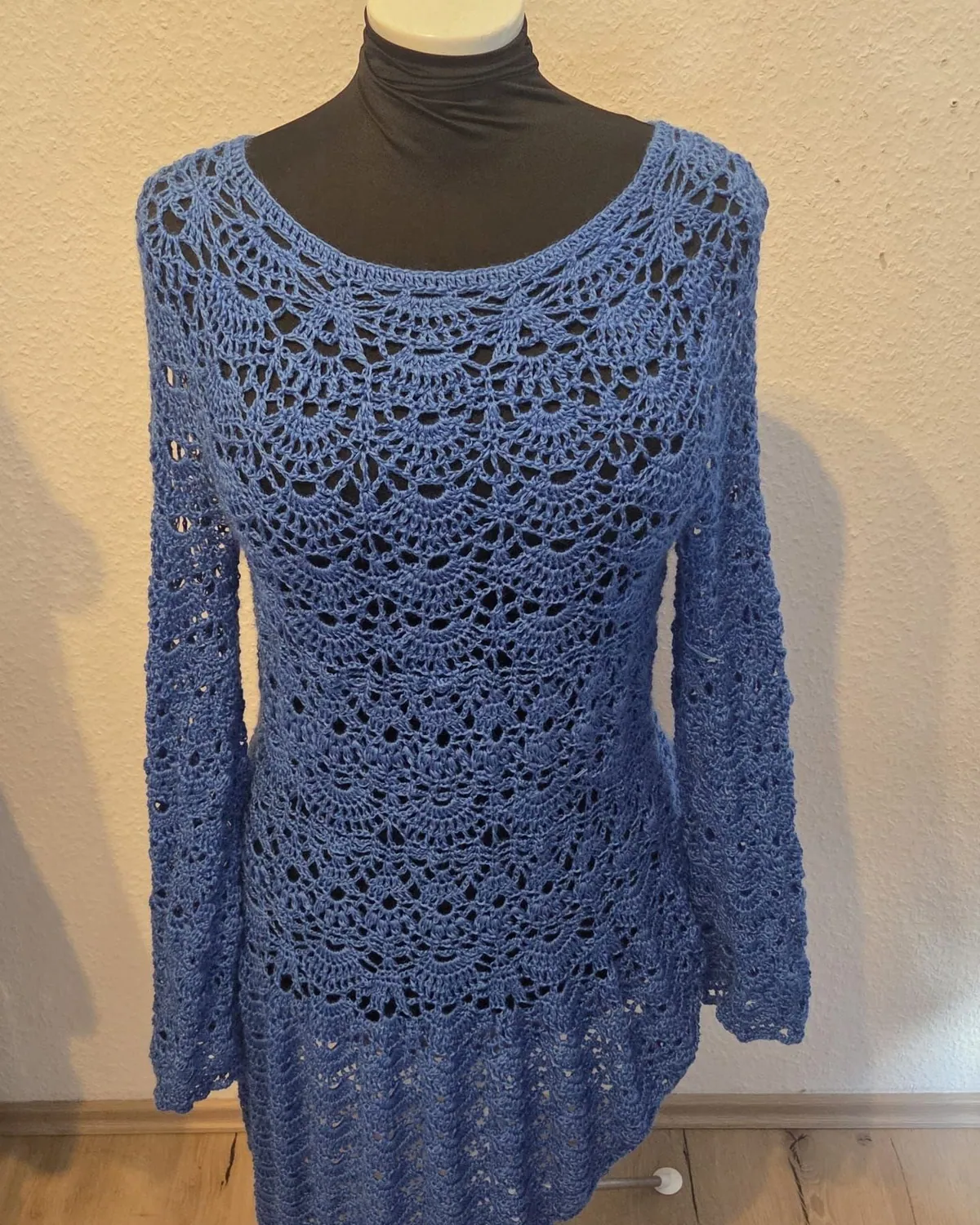 Handgehäkeltes Kleid in Blau mit langen Ärmeln und filigranem Fächermuster